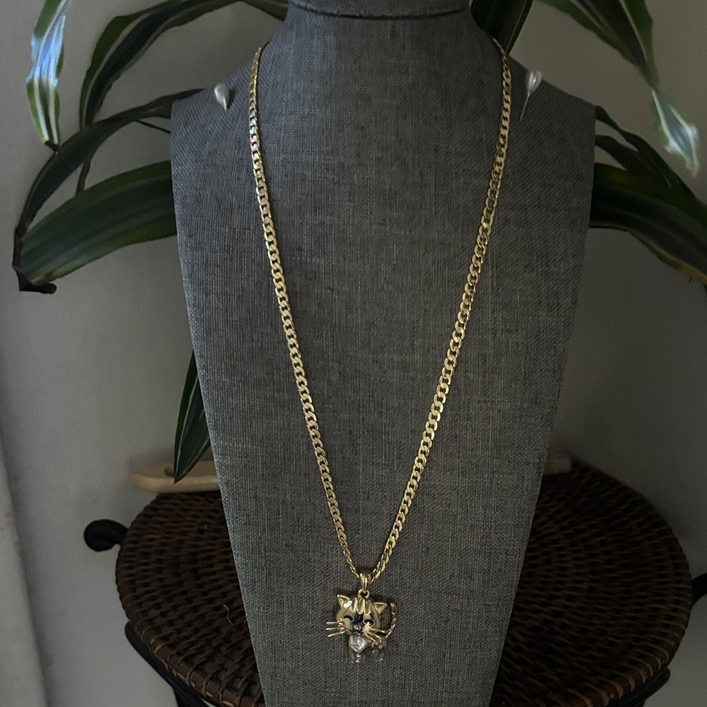 Elegant Gold Necklace with Pendant